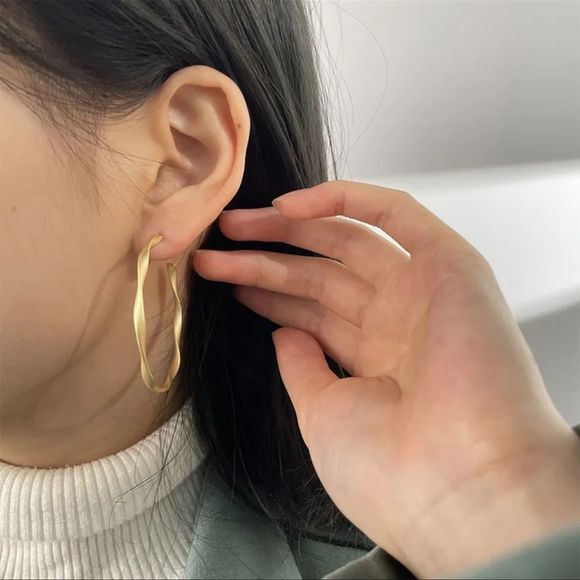 Matte gold hoops - Picture 2 of 4